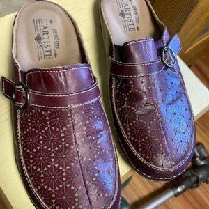 L'ARTISTE SPRINGSTEP MAROON CLOG SHOES SIZE 8